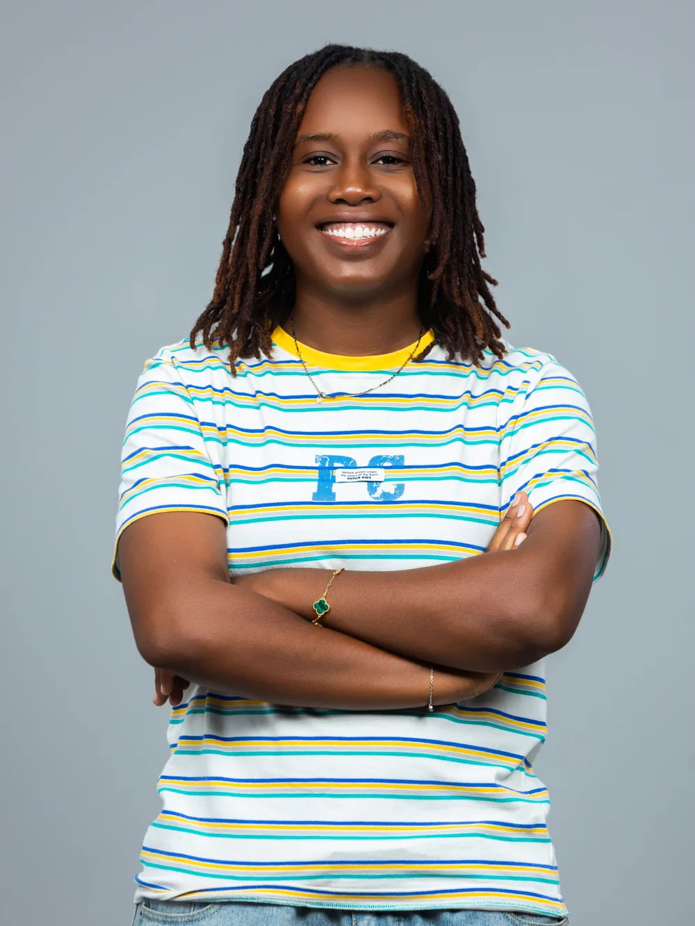 La fondatrice de Manemaykane Studio, sourire et bras croisés