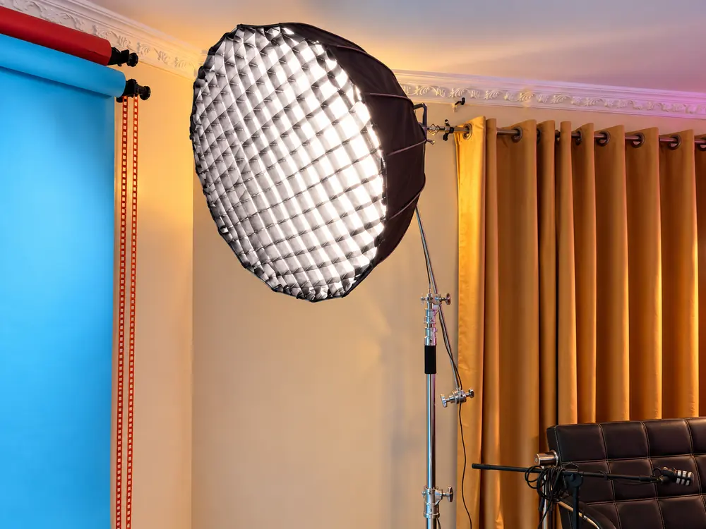 Projecteur à softbox et fonds de studio : éclairage professionnel pour la couverture d'événements