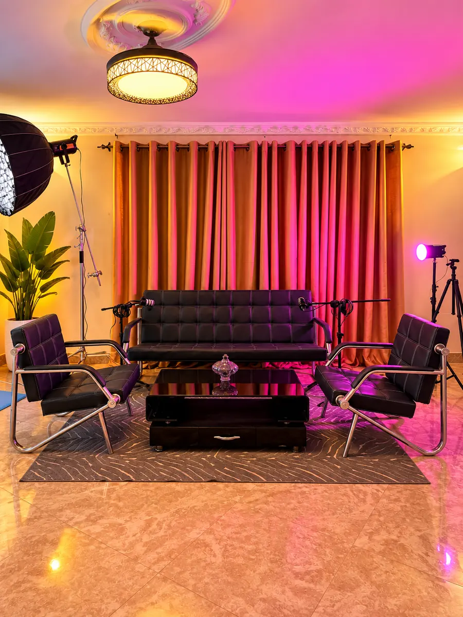 Le plateau du studio Manemaykane à Dakar, avec fauteuils, rideaux et éclairage